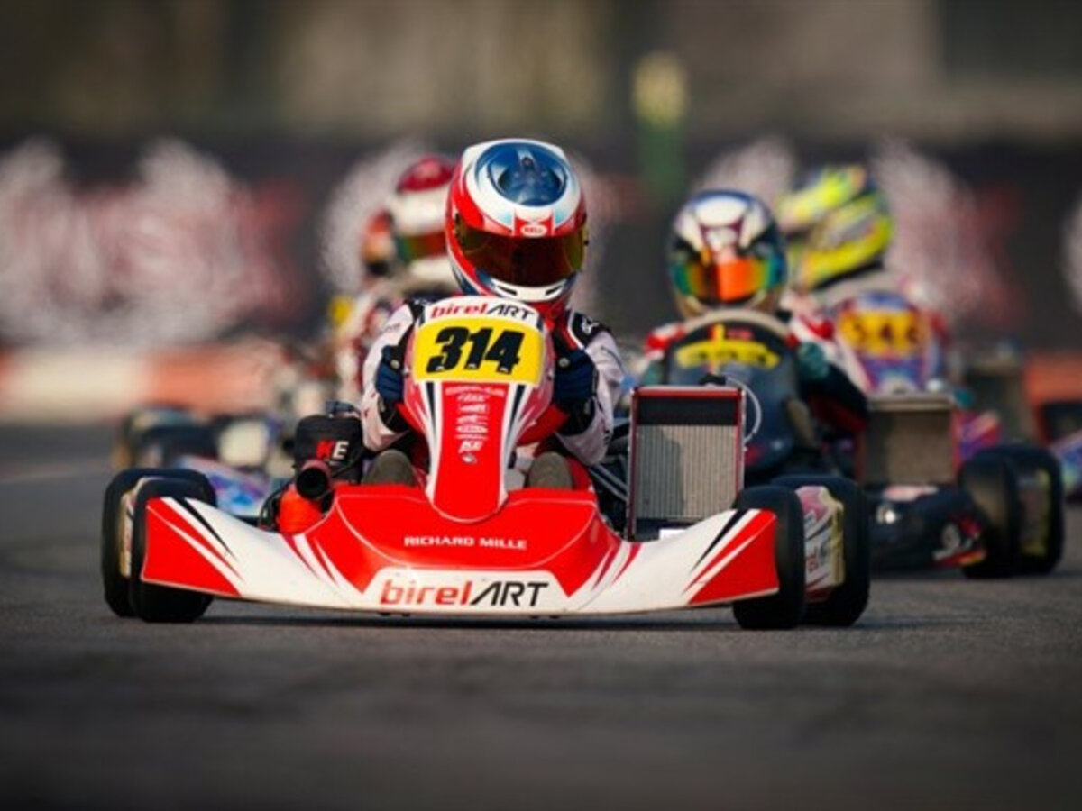 Karting : Ein zugänglicher und kostengünstiger Motorsport im Vergleich zum Automobilrennsport